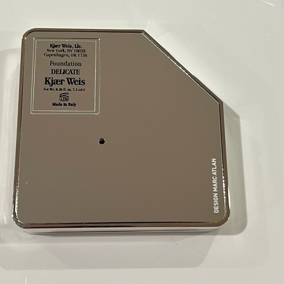 Kjaer Weis Cream Foundation Delicate - Picture 7 of 7